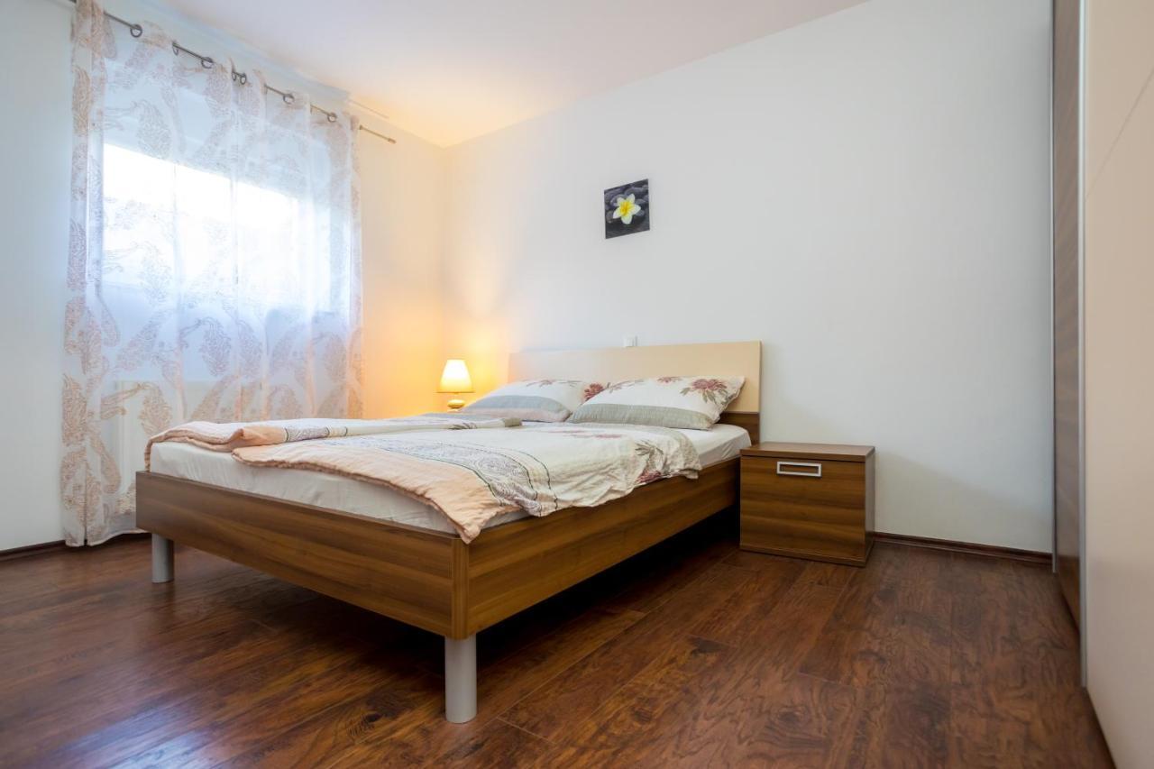 Apartmani Sandra Malinska Sveti Vid-Miholjice Exterior foto