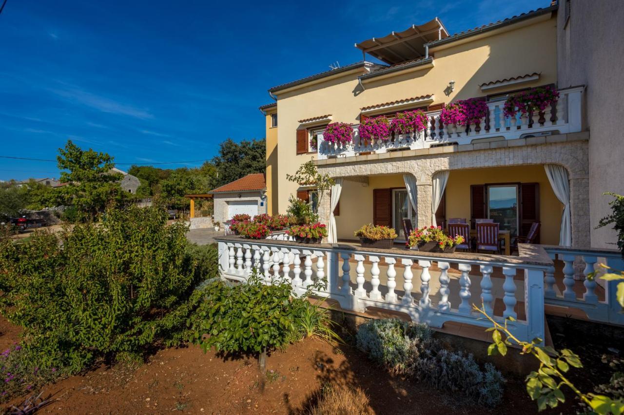 Apartmani Sandra Malinska Sveti Vid-Miholjice Exterior foto