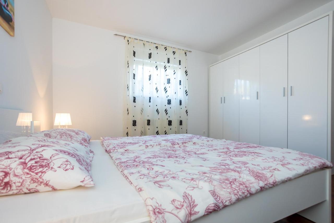Apartmani Sandra Malinska Sveti Vid-Miholjice Exterior foto