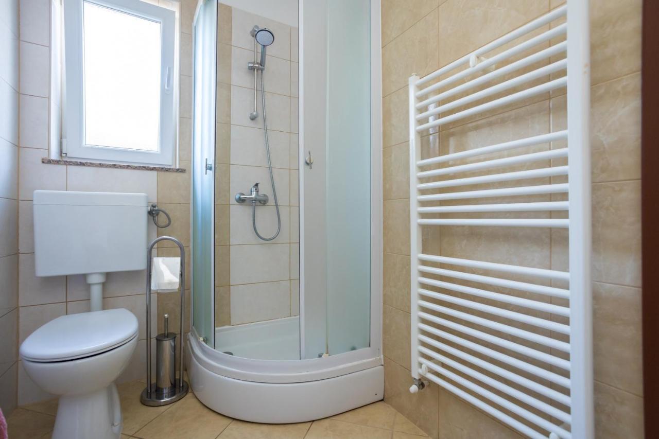 Apartmani Sandra Malinska Sveti Vid-Miholjice Exterior foto