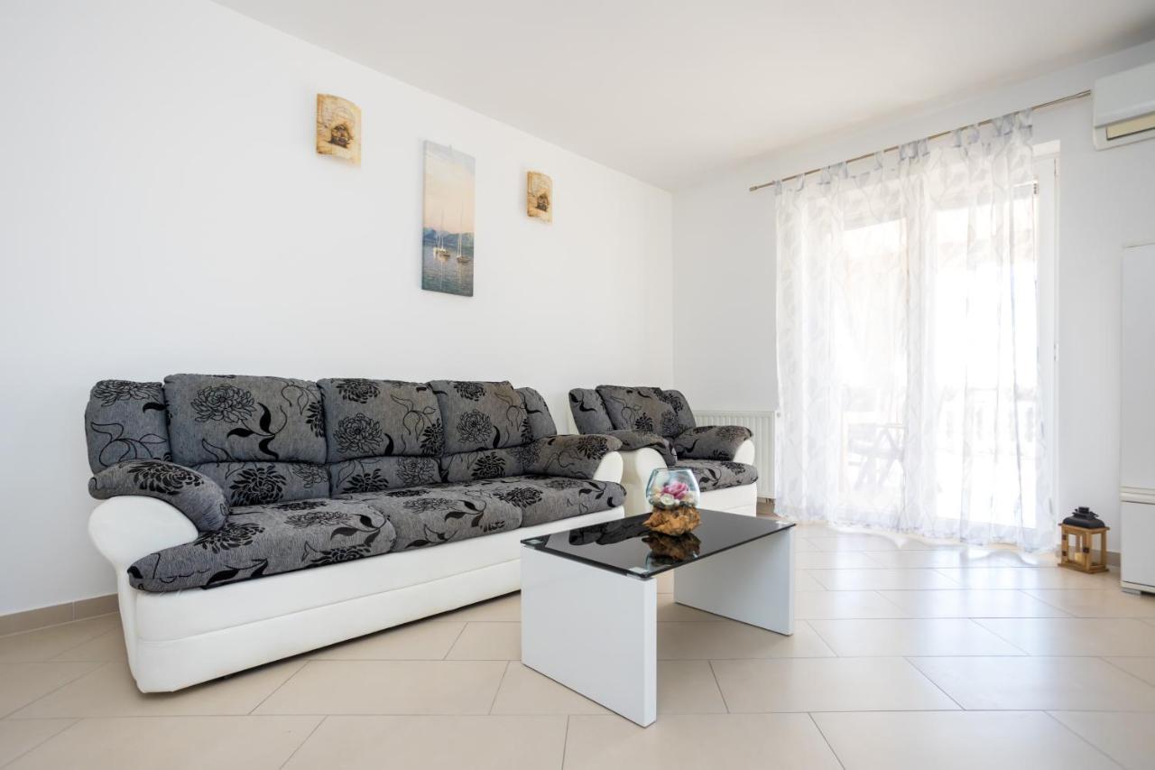 Apartmani Sandra Malinska Sveti Vid-Miholjice Exterior foto